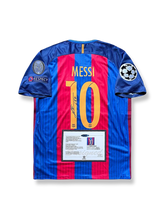 2016-17シーズンFCバルセロナホームユニフォーム リオネル・メッシ サインプリント 赤青縦縞 ナイキ刺繍スウッシュ&クラブエンブレム付き